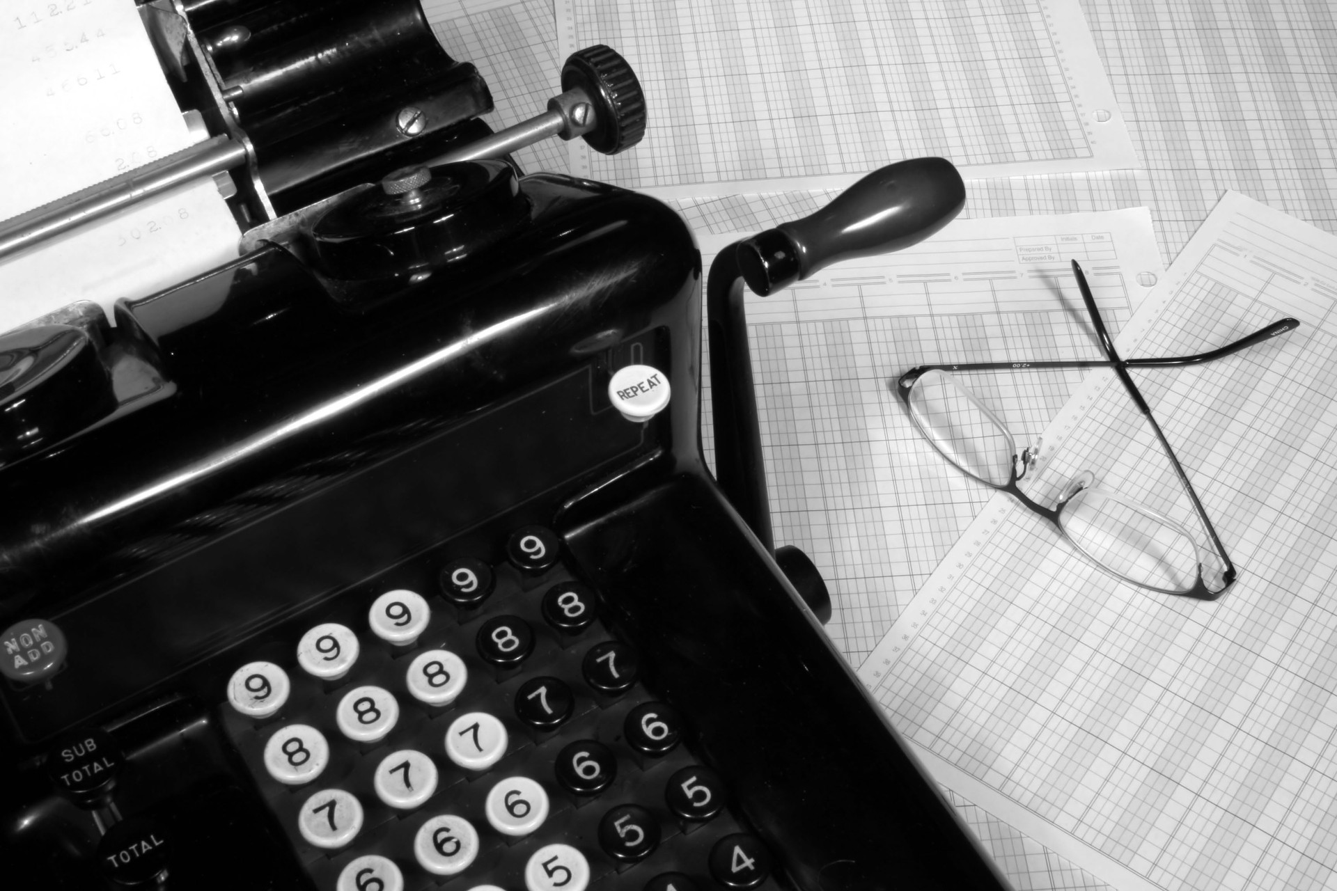 Old Fashioned Adding Machine & Glasses (Black and White). Old mechanical calculator. Accountant and bookkeeper. Accounting, Bookkeeping, small business, accounts receivable, accounts payable. In Mesa Arizona, Tempe Arizona, Chandler Arizona, Phoenix Arizona, Gilbert Arizona          